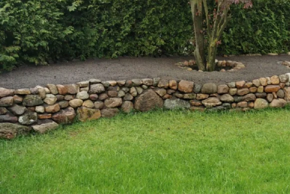 Trockenmauer im Garten